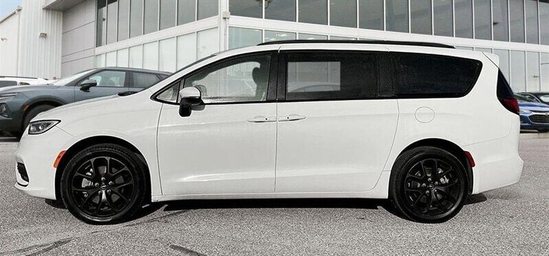 
								2023 Chrysler Pacifica Touring L Sunroof S package full									