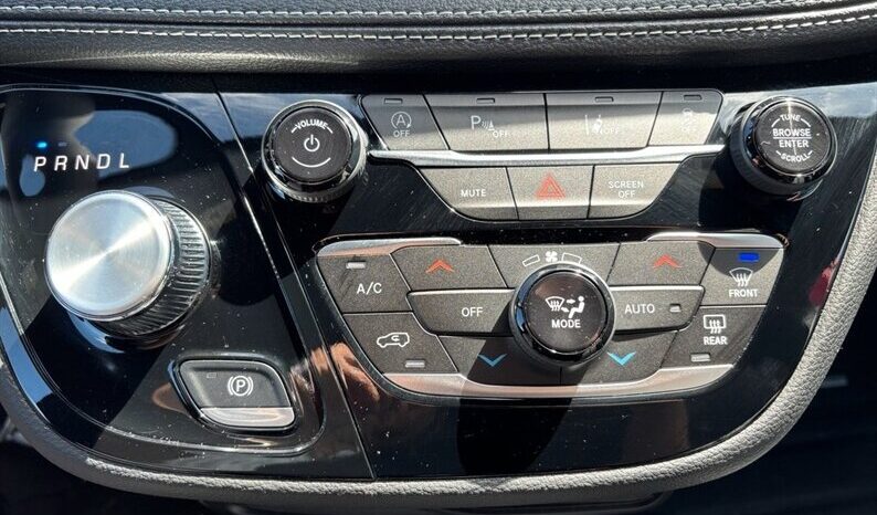 
								2023 Chrysler Pacifica Touring L Sunroof S package full									