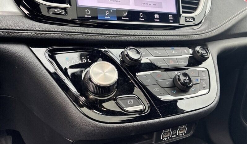 
								2024 Chrysler Pacifica Touring L Sunroof S package full									