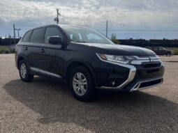 
										2020 Mitsubishi Outlander ES full									