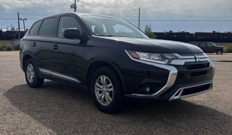 
								2020 Mitsubishi Outlander ES full									