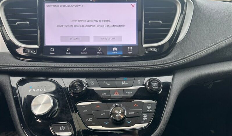 
								2024 Chrysler Pacifica Touring L Sunroof S package full									