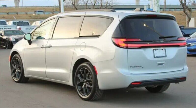 
								2024 Chrysler Pacifica Touring L Sunroof S package full									