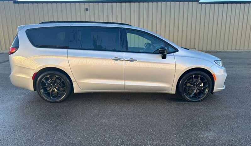 
								2024 Chrysler Pacifica Touring L Sunroof S package full									