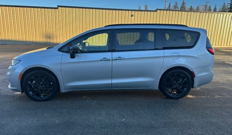 
								2024 Chrysler Pacifica Touring L Sunroof S package full									