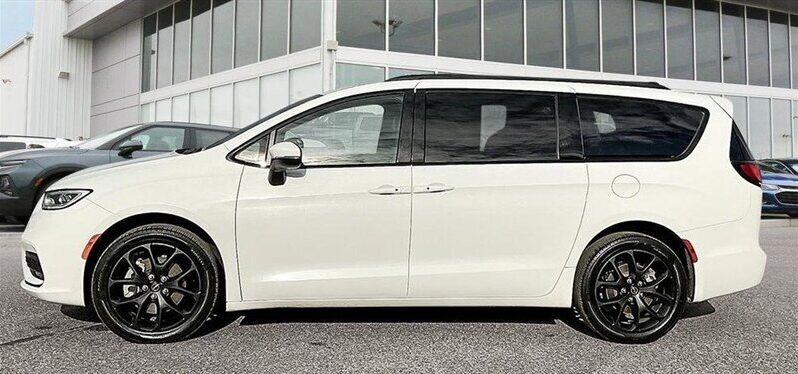 
								2023 Chrysler Pacifica Touring L Sunroof S package full									