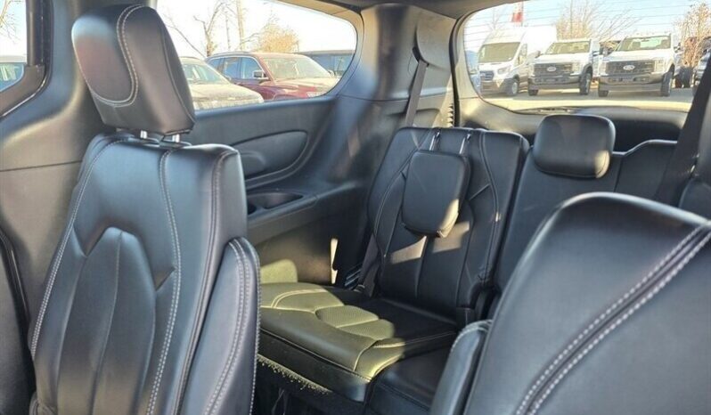 
								2024 Chrysler Pacifica Touring L Sunroof S package full									