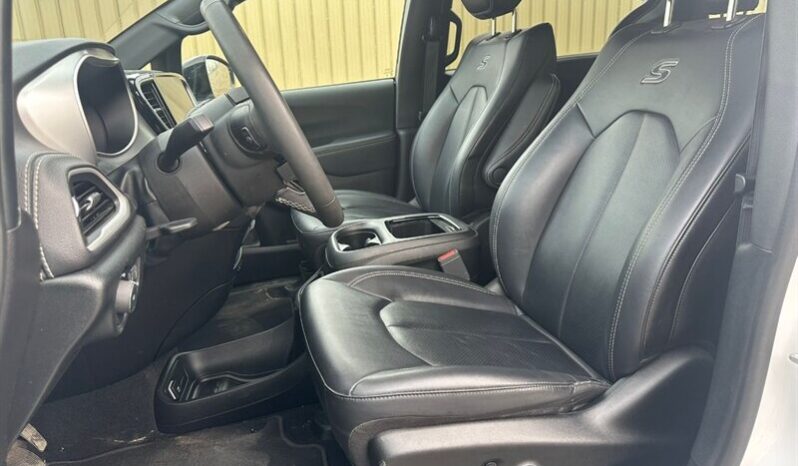 
								2024 Chrysler Pacifica Touring L Sunroof S package full									