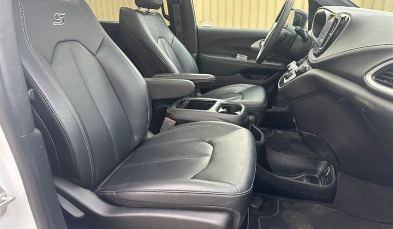 
								2024 Chrysler Pacifica Touring L Sunroof S package full									