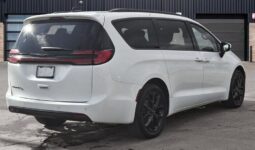 
										2023 Chrysler Pacifica Touring L Sunroof S package full									