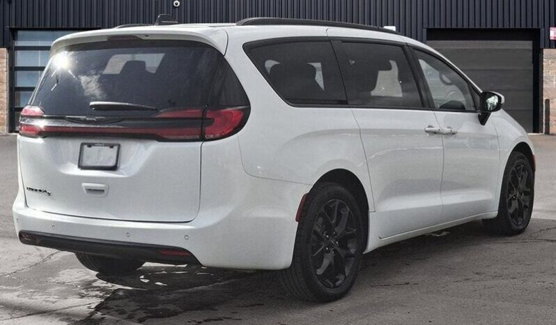 
								2023 Chrysler Pacifica Touring L Sunroof S package full									