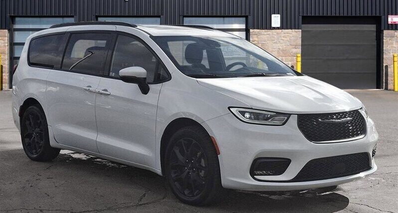 
								2023 Chrysler Pacifica Touring L Sunroof S package full									