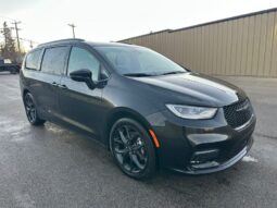 
										2024 Chrysler Pacifica Touring L Sunroof S package full									