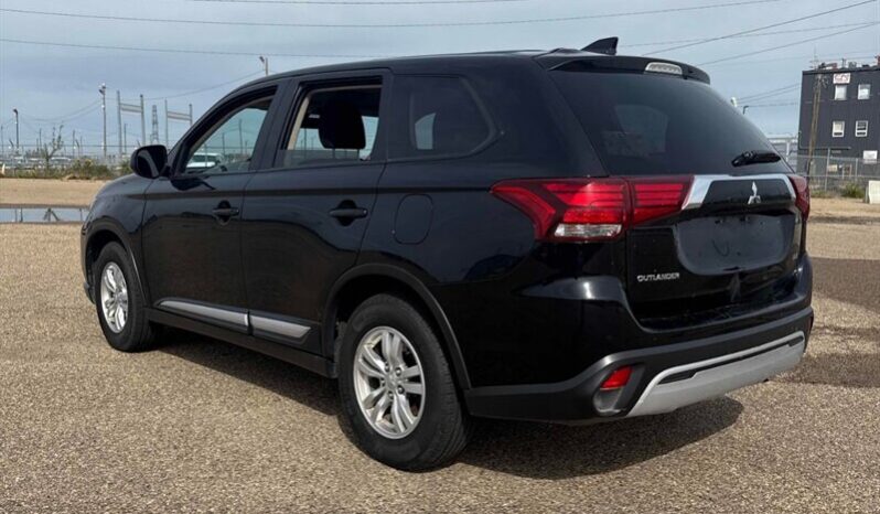 
								2020 Mitsubishi Outlander ES full									