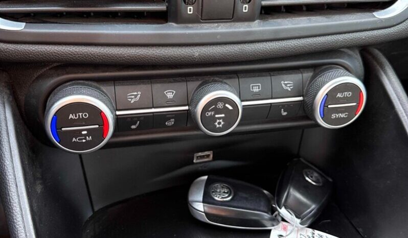 
								2017 Alfa Romeo Giulia full									