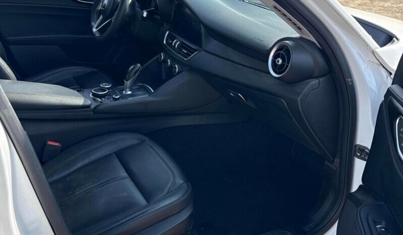 
								2017 Alfa Romeo Giulia full									