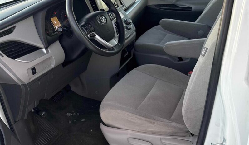 
								2017 Toyota Sienna L 7-Passenger full									