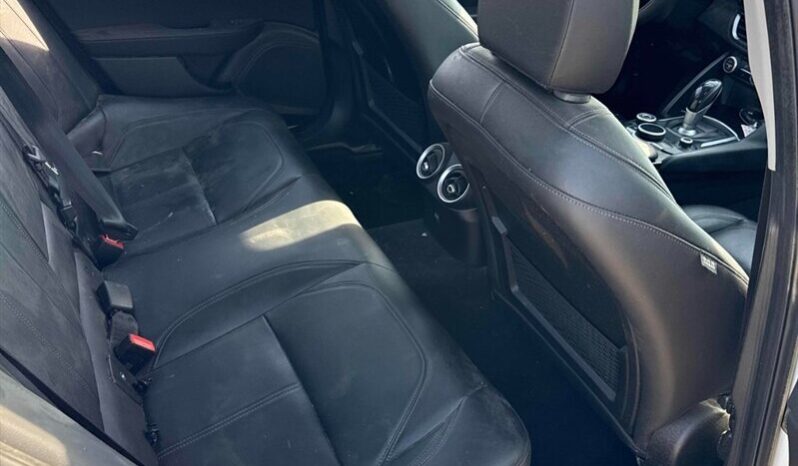 
								2017 Alfa Romeo Giulia full									