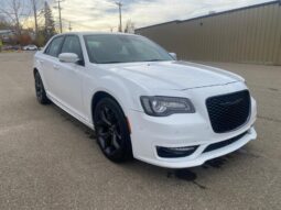 
										2023 Chrysler 300 Series Touring L full									