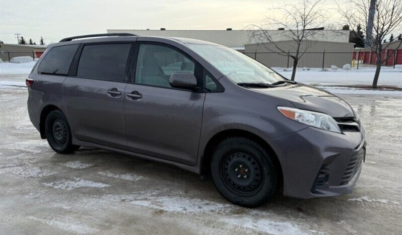 
								2019 Toyota Sienna LE full									