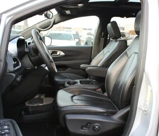 
								2024 Chrysler Pacifica Touring L Sunroof S package full									