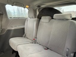 
										2019 Toyota Sienna LE full									