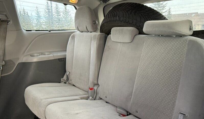 
								2019 Toyota Sienna LE full									