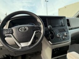 
										2019 Toyota Sienna LE full									