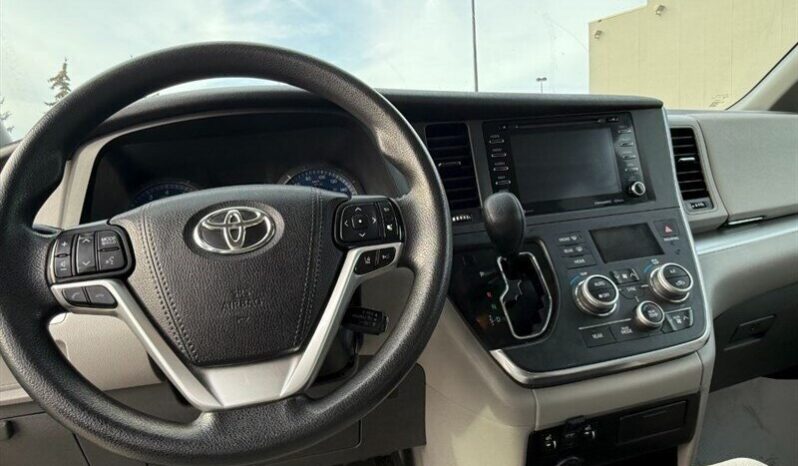 
								2019 Toyota Sienna LE full									