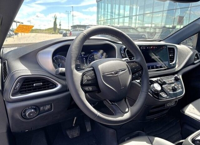 
								2024 Chrysler Pacifica Touring L Sunroof S package full									