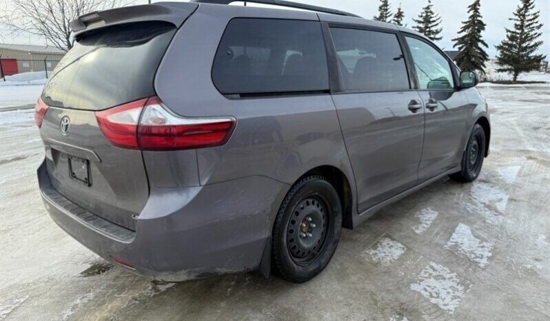 
								2019 Toyota Sienna LE full									