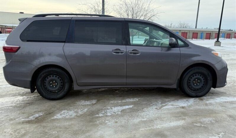 
								2019 Toyota Sienna LE full									