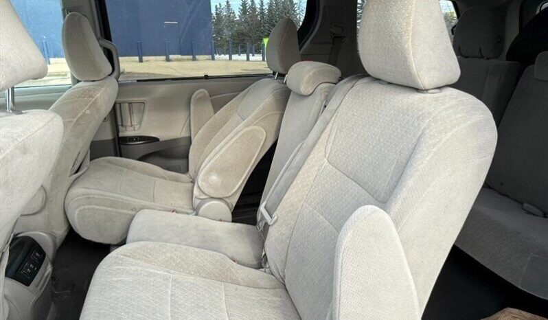 
								2019 Toyota Sienna LE full									