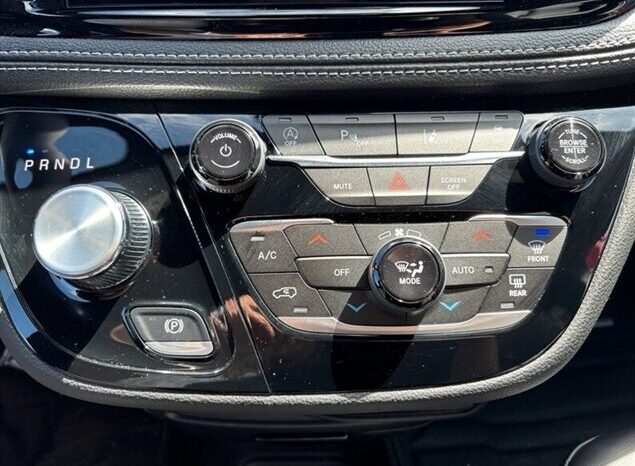 
								2024 Chrysler Pacifica Touring L Sunroof S package full									