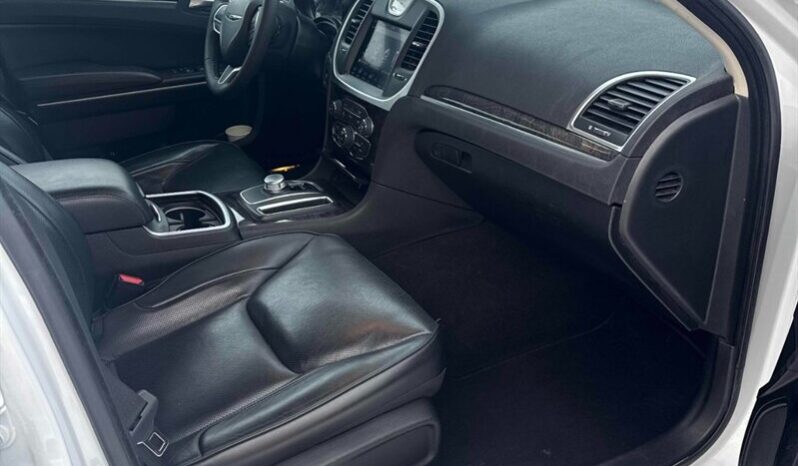 
								2023 Chrysler 300 Series Touring L full									