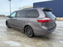 
										2019 Toyota Sienna LE full									