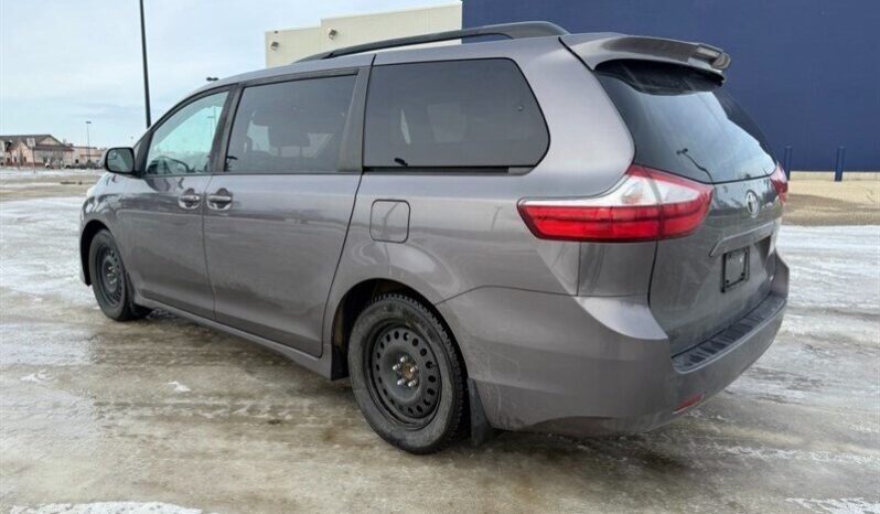 
								2019 Toyota Sienna LE full									