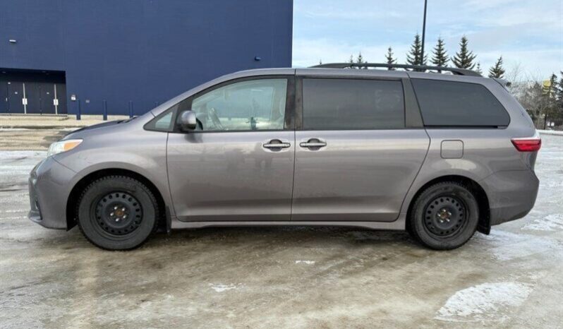 
								2019 Toyota Sienna LE full									