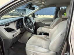 
										2019 Toyota Sienna LE full									