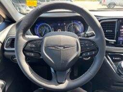 
										2024 Chrysler Pacifica Touring L Sunroof S package full									