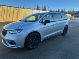 2024 Chrysler Pacifica Touring L Sunroof S package