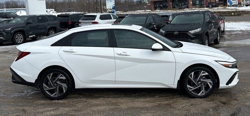 
								2024 Hyundai ELANTRA Preferred Tech full									