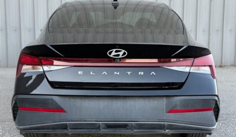 
								2024 Hyundai ELANTRA Preferred Tech full									