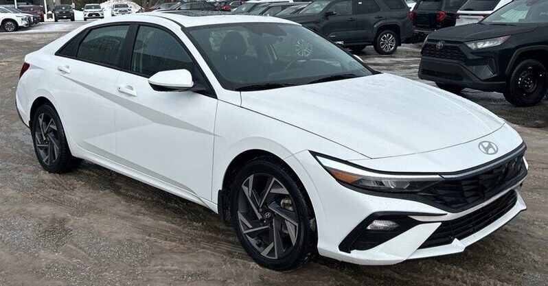 
								2024 Hyundai ELANTRA Preferred Tech full									