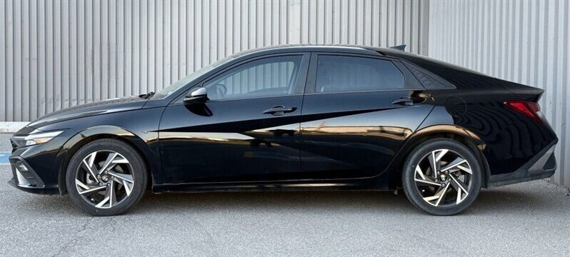 
								2024 Hyundai ELANTRA Preferred Tech full									